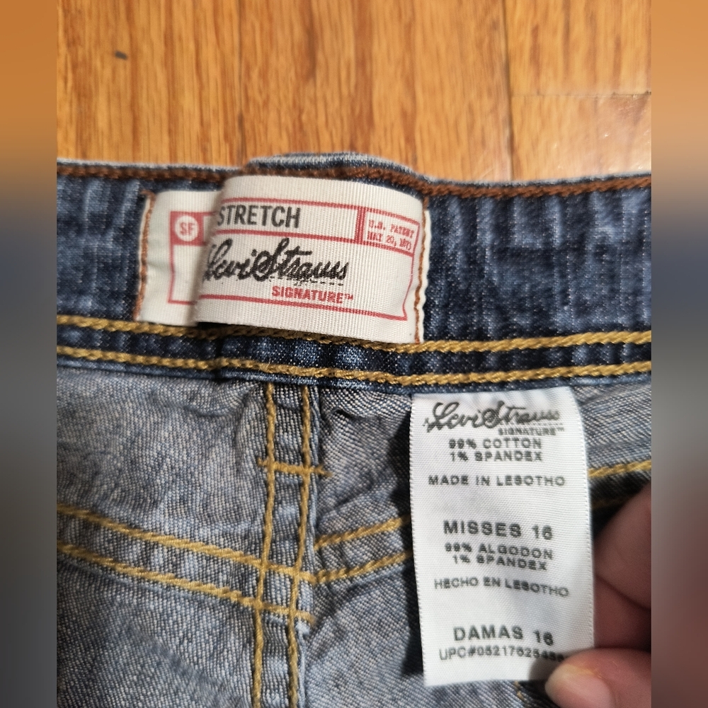 Pick 3/$10⭐ Levi Strauss stretch blue jean shorts, size women's/misses plus 16 - Picture 4 of 10